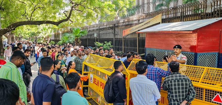 नोट छापने के लिए जिस खास पेपर का इस्तेमाल होता है, उसे कोई नहीं खरीद सकता है. ये पेपर विदेश से मंगवाया जाता है.