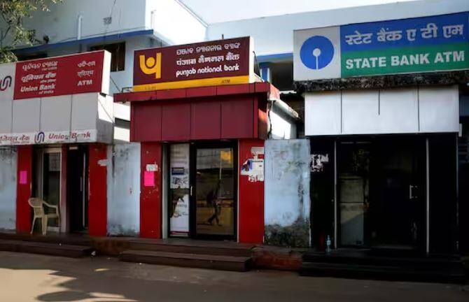 ਲੋਕ ਹਰ ਤਰ੍ਹਾਂ ਦੇ ਕੰਮ ਲਈ ਅਤੇ ਆਪਣੇ ਪੈਸੇ ਕਢਵਾਉਣ ਜਾਂ ਜਮ੍ਹਾ ਕਰਵਾਉਣ ਲਈ ਬੈਂਕਾਂ ਵਿੱਚ ਜਾਂਦੇ ਹਨ।