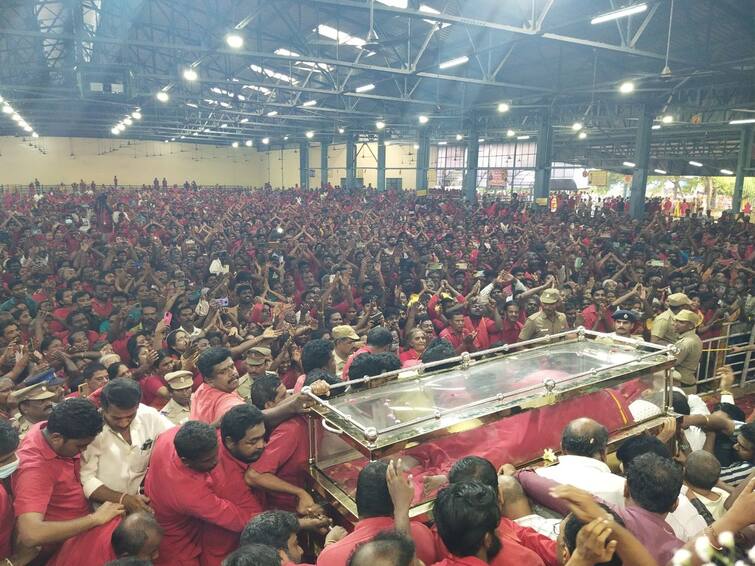 body of Melmaruvathur Bangaru Adigalar was cremated n respective manner with state honors Bangaru Adigalar: ”ஓம் சக்தி பராசக்தி” துப்பாக்கி குண்டுகள் முழங்க அரசு மரியாதை! பங்காரு அடிகளார் உடல் நல்லடக்கம் - பக்தர்கள் சோகம்