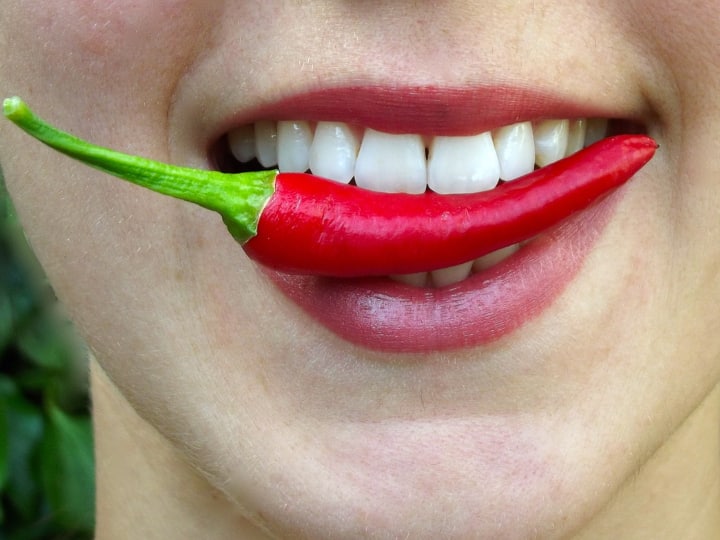 why are chillies hot and spicy start burning tongue Capsaicin compound is the reason science of chilli heat मिर्च खाने के बाद क्यों जलने लगता है मुंह? बहुत कम लोगों को पता होगी वजह