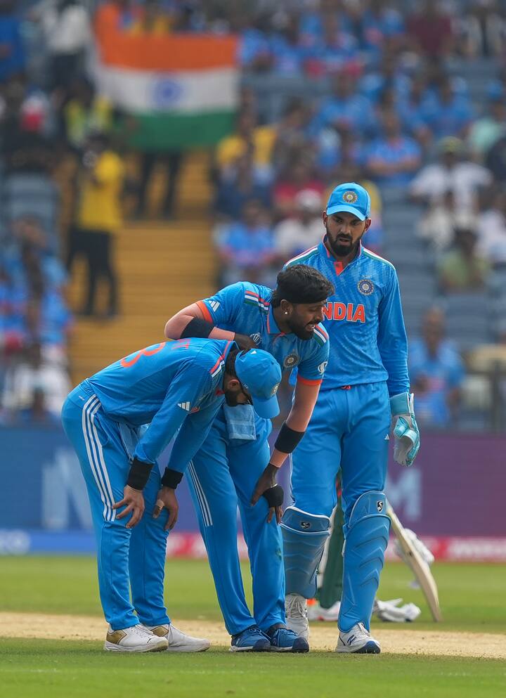 மைதானத்தில் படுத்த பாண்டியாவுக்கு சிகிச்சை அளிக்கப்பட்ட பின் மைதானத்தில் இருந்து வெளியே சென்றார். பாண்டியா வீசிய ஓவரில் மீதம் இருந்த மூன்று பந்துகளை இந்திய அணியின் அதிரடி ஆட்டக்காரர் விராட் கோலி வீசினார்.