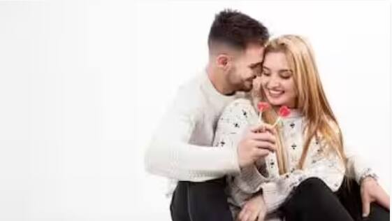 ਨਵੇਂ ਵਿਆਹ ਤੋਂ ਬਾਅਦ ਹਰ ਕਪਲ ਦਾ ਸੁਪਨਾ ਹੁੰਦਾ ਹੈ ਕਿ ਉਨ੍ਹਾਂ ਦਾ ਵਿਆਹੁਤਾ ਜੀਵਨ ਖੁਸ਼ਹਾਲ ਰਹੇ। ਉਨ੍ਹਾਂ ਦੀ ਖੁਸ਼ੀ ਨੂੰ ਕਿਸੇ ਦੀ ਨਜ਼ਰ ਨਾ ਲੱਗੇ ਅਤੇ ਉਨ੍ਹਾਂ ਦਾ ਇੱਕ ਦੂਜੇ ਲਈ ਪਿਆਰ ਕਦੇ ਵੀ ਘੱਟ ਨਾ ਹੋਵੇ। ਆਪਣੇ ਵਿਆਹੁਤਾ ਜੀਵਨ ਨੂੰ ਹਮੇਸ਼ਾ ਖੁਸ਼ ਰੱਖਣ ਲਈ ਦੋਹਾਂ ਨੂੰ ਹਰ ਛੋਟੀ-ਛੋਟੀ ਗੱਲ ਦਾ ਧਿਆਨ ਰੱਖਣਾ ਚਾਹੀਦਾ ਹੈ। ਕਿਉਂਕਿ ਇੱਕ ਛੋਟੀ ਜਿਹੀ ਗਲਤੀ ਵੀ ਰਿਸ਼ਤੇ ਨੂੰ ਵਿਗਾੜ ਸਕਦੀ ਹੈ।