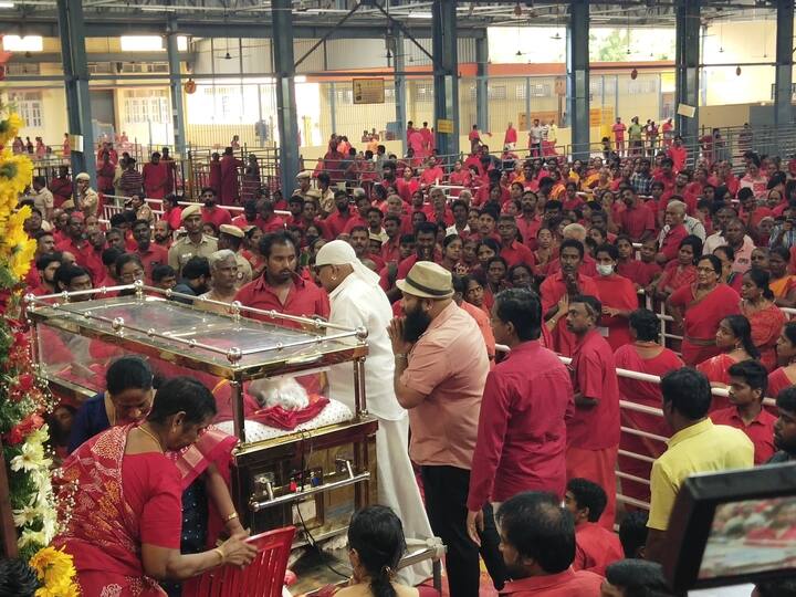 ட்ரம்ஸ் சிவமணி பங்காரு அடிகளாருக்கு அஞ்சலி செலுத்தினார்.
