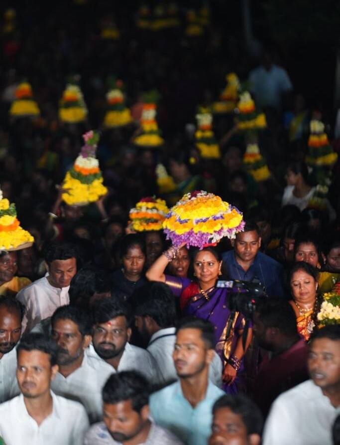 తాను ముందు ఓ కోడలినని, ఆ తరువాత గతంలో ఎంపీనైనా, ప్రస్తుతం ఎమ్మెల్సీ అని అత్త ఆశీర్వాదాలు తనకు ఎప్పుడూ ఉంటాయన్నారు కవిత.