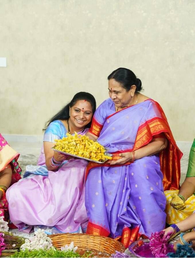 తెలంగాణ ప్రజలు రాష్ట్ర పండుగ బతుకమ్మను వేడుకగా జరుపుకుంటున్నారు.