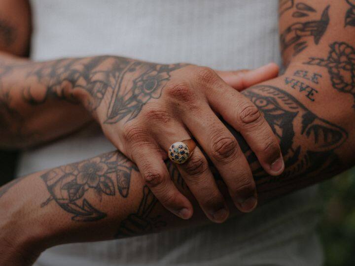 कुछ सरकारी नौकरियों में आपको नौकरी नहीं दी जाएगी. अपने देश में खासकर पब्लिक सेक्टर में नौकरी के लिए टैटू पर बैन है. टैटू के आकार को लेकर कोई शर्त नहीं बताई गई है. शरीर पर एक भी टैटू पाए जाने पर इन नौकरियों से कैंडिडेट को रिजेक्ट कर दिया जाता है.