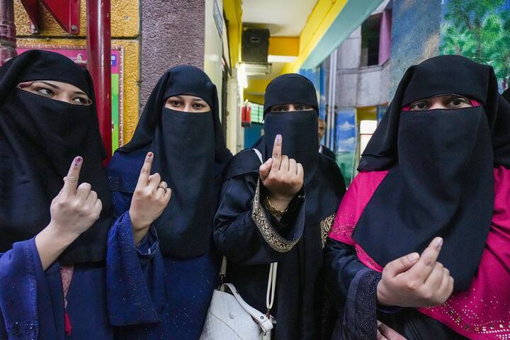 चुनाव आयोग ने मध्य प्रदेश, राजस्थान और छत्तीसगढ़ समेत पांचों राज्यों में चुनाव की तारीखों का ऐलान भी कर दिया है.