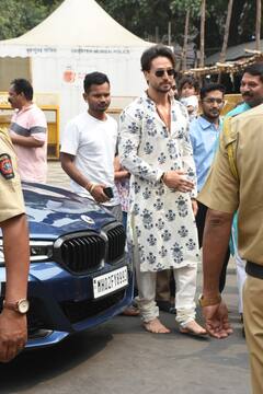 Ganpath की सफलता की कामना लेकर नंगे पांव बप्पा की शरण में पहुंचे Tiger Shroff, एक्टर ने सिद्धिविनायक मंदिर में टेका माथा