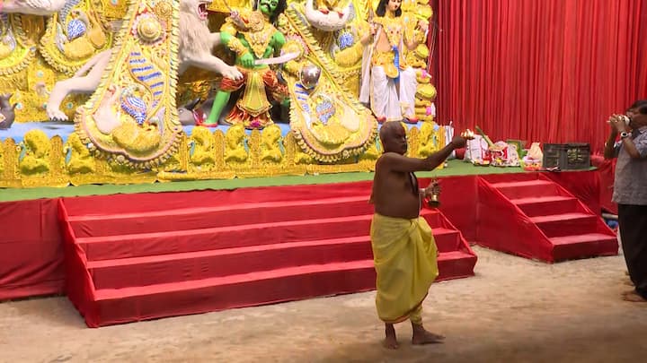 একসময়ে কলেজ-বিশ্ববিদ্যালয়ের পড়ুয়া থেকে পেশাদার চাকুরিজীবী, পুজোর চারদিন আড্ডা মানেই ম্যাডক্স স্কোয়ারের কথা মাথায় আসত বেশিরভাগের। কেউ আবার হয়তো আগে থেকে কিছু না জেনেই পৌঁছে যেতেন সেখানে। মনের কোণে থাকত একটা বিশ্বাস, যদি কোনও পুরনো বন্ধু, চেনা মানুষ বা জীবনের চলার পথে হারিয়ে যাওয়া প্রিয়জনের দেখা মেলে...