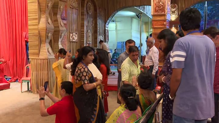 পুজোর ম্যাডক্স স্কোয়ার বছরের পর বছর ধরে বহু মানুষের সেই আশা পূরণ করেছে। সে ভাবে ভাবলে উৎসবের মূল কথাটি এখানে প্রত্যেক বছর উদযাপন করা হয়।