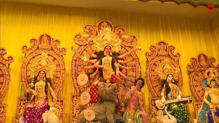 নতুন জামাকাপড়৷ নতুন জুতো৷ হৈ-হুল্লোড়, খাওয়া-দাওয়া৷ উত্সবের আনন্দে ভাসছে শহর।