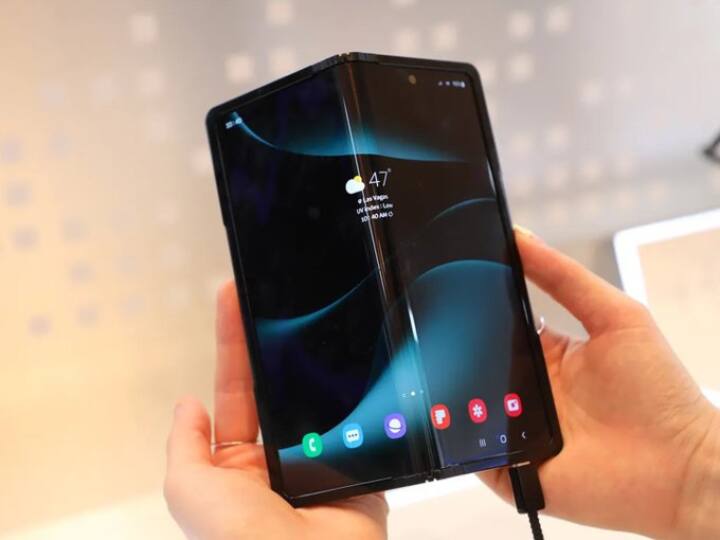 Samsung Galaxy Z Fold5 कंपनी का 5th जनरेशन फोन है. यह एकमात्र ऐसा फोल्डेबल फोन है जिसमें ipx8 रेटिंग दी हुई है. मोबाइल फोन में स्नैपड्रैगन 8 जेन 2 प्रोसेसर मिलता है जो गेमिंग में बढ़िया परफॉर्मेंस देता है. इस फोन के साथ आपको 1TB का इंटरनल स्टोरेज ऑप्शन भी मिलता है.