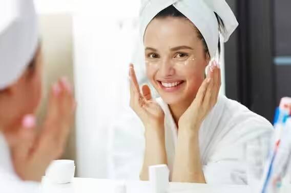 Skin Care Tips : हवेच्या प्रदूषणात अनेक हानिकारक घटक आढळतात, जे त्वचेला नुकसान पोहोचवण्यासाठी पुरेसे असतात.