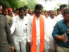 Manoj Jarange Patil : अनवाणी पायाने शिवनेरी चढले, शिवरायांना अभिवादन केलं अन् जरांगे पाटील...
