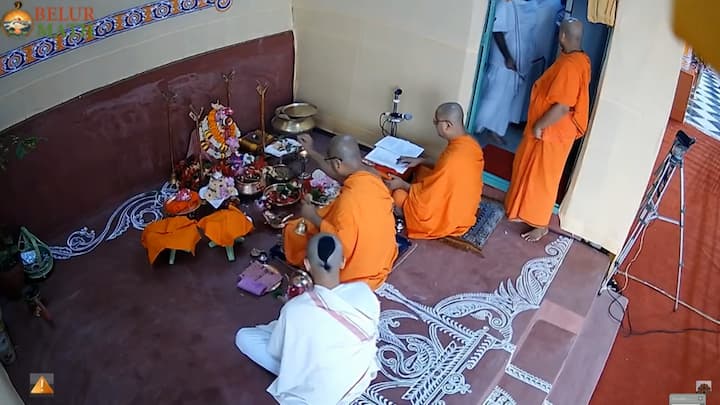 সকাল থেকেই শুরু হয় কল্পারম্ভের পুজো।