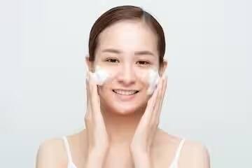 बदलत्या हवामानात त्वचा कोरडी होते, त्यामुळे मॉइश्चरायझर वापरणे कधीही बंद करू नका. याबरोबरच प्रदूषण टाळण्यासाठी सनस्क्रीनचा वापर करणे आवश्यक आहे. घराबाहेर पडतानाही सनस्क्रीनचा वापर करावा.