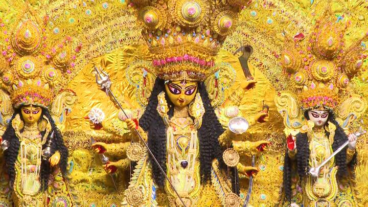 মহাষষ্ঠীর সন্ধে মানেই পুজো পুরোদস্তুর শুরু। উত্তর থেকে দক্ষিণ, সর্বত্র কাতারে কাতারে দর্শনার্থীর ঢল। অনন্য সব থিমের ভাবনায় মণ্ডপসজ্জা, প্রতিমার আদল। এসবের মধ্যে ম্যাডক্স স্কোয়ারের পুজো মানেই সাবেকিয়ানা।