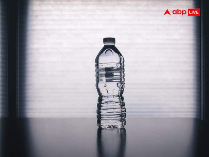 पानी को साफ करने के लिए आप क्लोरीन इस्तेमाल भी कर सकते हैं. पानी साफ करने में लिए बाजार में क्लोरीन की गोलियां आती हैं. उन्हें पानी मैं डालकर उसे साफ किया जा सकता है. ध्यान रखें कि गोलियां डालने के बाद उस पानी को आधा घंटे तक इस्तेमाल नहीं करना है.