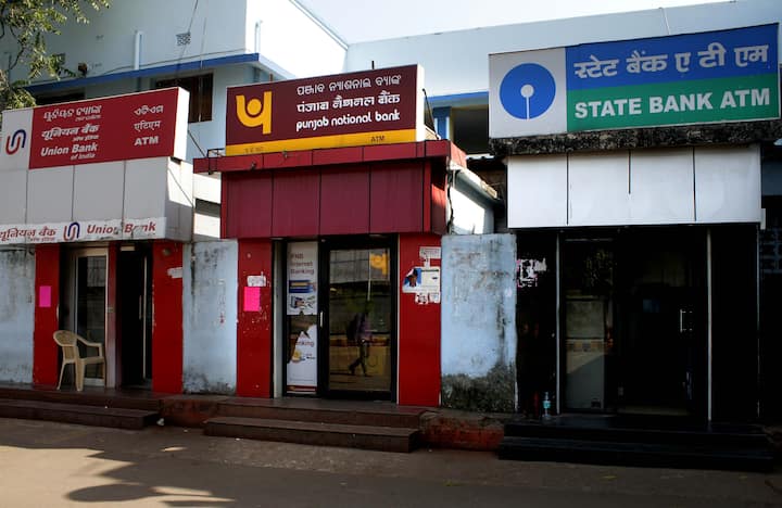 बैंक में लोग तमाम तरह के कामकाज और अपने पैसे निकालने या फिर जमा करने के लिए जाते हैं.