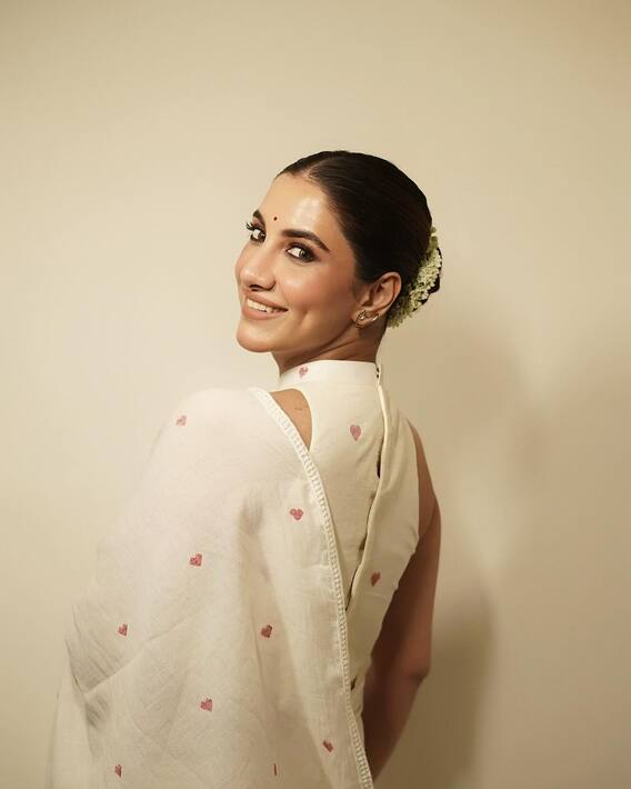 পুজোয় শাড়ি পরছেন? রুক্মিণীর সাজের টিপস মাথায় রাখুন