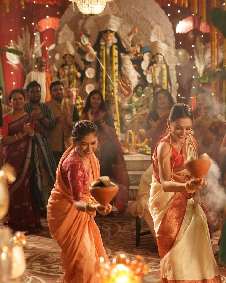 মিমি বলছেন, 'পুজোর কয়েকটা দিন আমি মায়ের মণ্ডপে এক্কেবারে আঠার মতো লেগে থাকি। বাড়ি ছাড়া আর কোথাও যাই না আমি। খাওয়া-দাওয়া, বন্ধুবান্ধব, পরিবার আর কোনও নিয়ম নেই, টাইম টেবিল নেই। ধুনুচি নাচ, ঢাক বাজানো, যা ইচ্ছা খাওয়া... এটাই আমার পুজো।'