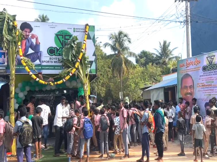 Mayiladuthurai news owner offered a shirt for one rupee at the inauguration of a cloth shop near Poompuhar TNN துணிக்கடை திறப்பு விழாவில் ஒரு ரூபாய்க்கு சட்டை; அடித்து பிடித்து வாங்கி சென்ற இளைஞர்கள்