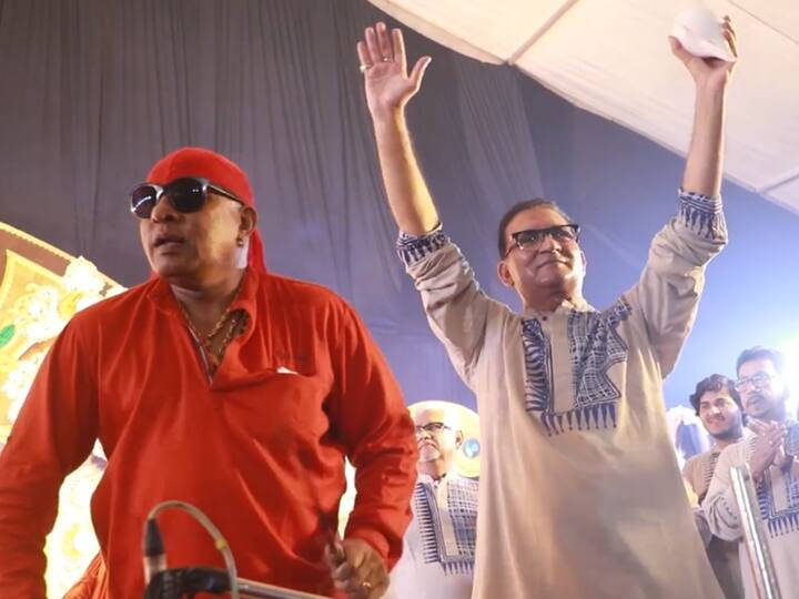 Clad in saffron outfit, Shivamani grabbed the audience's attention as he played the 'dhak' in front of the Goddess. (Image Source: Facebook/Abhijeet Bhattacharya)