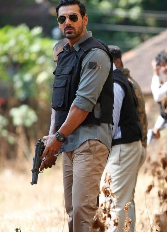 जॉन अब्राहम स्टारर फिल्म 'मदरास कैफे' हिंदी सिनेमा की एक ऐसी फिल्म है जो भारतीय होने पर गर्व महसूस करवाती है. शुजीत सरकार के डायरेक्शन में बनी इस फिल्म को आप नेटफ्लिक्स पर देख सकते हैं.