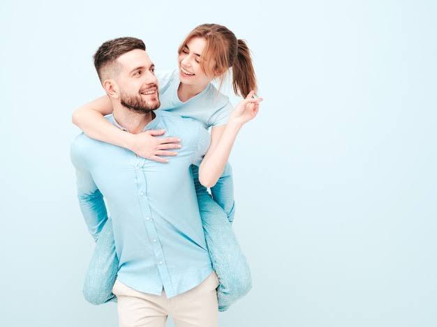 ऐसे में अगर आप की अभी-अभी शादी हुई है और चाहते हैं कि पूरी लाइफ बिना रिश्ते खराब हुए निकल जाए तो हैप्पी मैरिड लाइफ के तीन गोल्डन रूल्स याद कर लेना चाहिए...