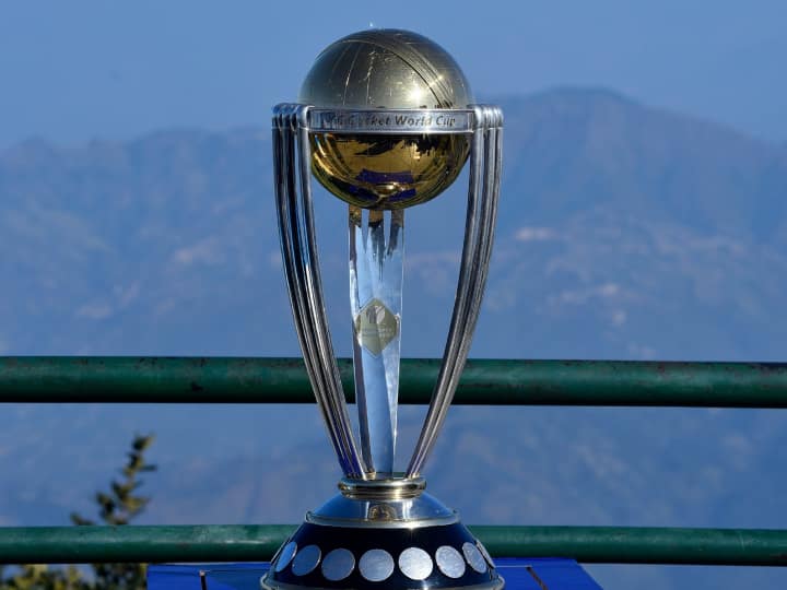 World Cup 2023: वर्ल्ड कप 2023 की शुरुआत हो चुकी है, इसी बीच क्रिकेट प्रेमियों के मन में वर्ल्ड कप से जुड़े तमाम सवाल भी उठ रहे हैं. जिनमें से एक ये भी है कि कब वर्ल्ड कप 60 से 50 ओवर का हुआ.