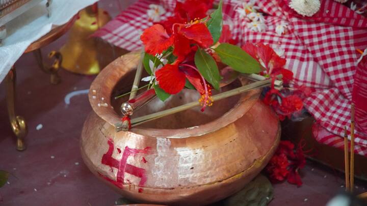 ষষ্ঠীতে দেবীর বোধন হয়। এদিন সকাল থেকেই তুমুল ব্যস্ততা বেলুড় মঠে।