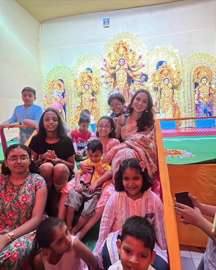 সোশ্যাল মিডিয়ায় মিমি শেয়ার করে নিয়েছেন উৎসব শুরুর ছবি। পঞ্চমীতে একটি ফ্লোরাল শাড়ি পরেছিলেন মিমি। তাঁকে কখনও দেখা গেল মণ্ডপে কচিকাঁচাদের সঙ্গে ঢাক বাজাতে, কখনও আবার তিনি প্রতিমার সামনে গিয়ে ব্যস্ত হয়ে পড়লেন তাঁর শেষ মুহূর্তের সাজ পরীক্ষা করতে।