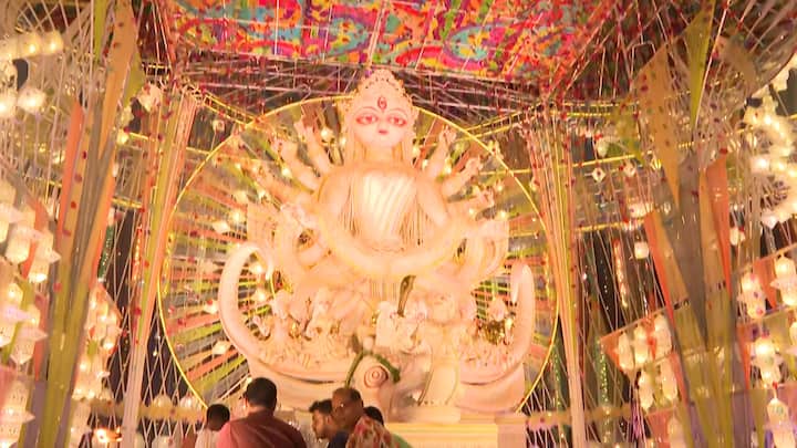 সামান্য ইলেকট্রিকের পাইপ ব্যবহার করে আলোর সাজে সাজানো হয়েছে মণ্ডপটি। সেই মণ্ডপ দেখতেই কাতারে কাতারে মানুষের ভিড়। মহাষষ্ঠীর দিন থেকেই কার্যত লাইনের শুরু এবং শেষ দেখা কঠিন।