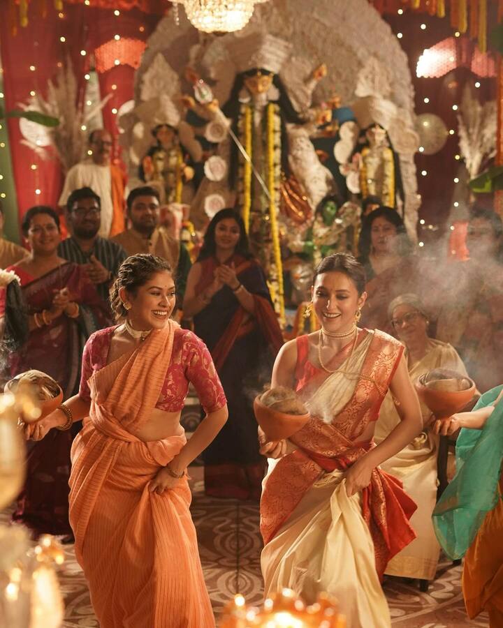 পুজোয় কোন পোশাক আর খাবারটা না হলেই নয়? মিমি এবিপি লাইভকে দেওয়া সাক্ষাৎকারে বলেছিলেন, 'পুজোর অষ্টমীতে বেনারসী কাঞ্জিভরম আর পুরনো ধাঁচের বাঙালি গয়না পরাটা মাস্ট। ওটা পরেই অঞ্জলি দিই।'