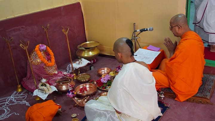 কাঁসর-ঘণ্টা-শঙ্খধ্বনির সঙ্গে হয়েছে পূজা-অর্চনা। সকাল থেকেই শুরু হয়েছে কল্পারম্ভের পুজো।