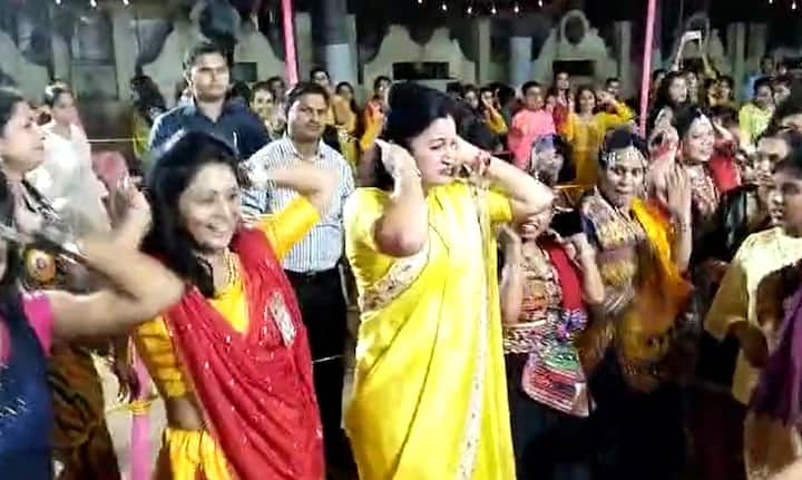 नवनीत राणा (Navneet Rana) ह्या वेगवेगळ्या मंडळांना भेट देऊन नवरात्रीचा आनंद घेत असतात. मेळाव्यात शेकडो महिला सहभागी झाल्या होत्या.(File photo)