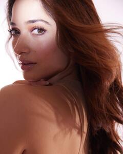 గోల్డెన్ లుక్​లో మిల్కీ బ్యూటీ.. win-tage ఫోటోలంటూ క్యాప్షన్