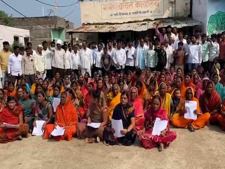 parbhani pathari chate pimpalgaon grampanchayat election 203 women filed nomination for one seat maharashtra news Parbhani : ग्रामपंचायतीची जागा एक अन् अर्ज आले 203; मराठा आरक्षणासाठी आख्ख्या गावानेच वाजत गाजत भरला अर्ज