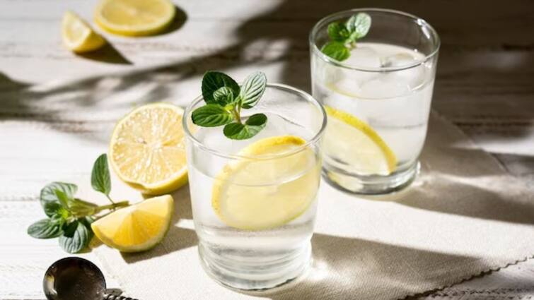 health tips side effects of Lemon Water marathi news Health Tips : वजन कमी करण्यासाठी तुम्हीही भरपूर लिंबू पाणी पिता का? मग जाणून घ्या त्याचे तोटेही