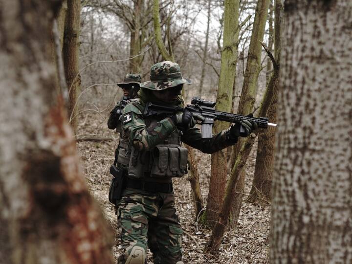 अमेरिकी नेवी सील की तर्ज पर बनी ये भारतीय स्पेशल फोर्स हर जंग के लिए हमेशा तैयार रहती है. इसे जल, थल और वायु हर क्षेत्र में युद्ध की महारत हासिल होती है.