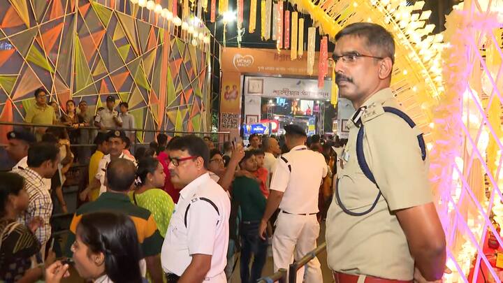 মূল রাস্তার পাশে ছোট্ট জায়গায় গত ৭৭ বছর ধরে এই পুজোর আয়োজন হয়ে আসছে। এখানে রং এবং আলোকে ব্যবহার করে অনন্যসুন্দর মণ্ডপসজ্জা করা হয়েছে এবারও।