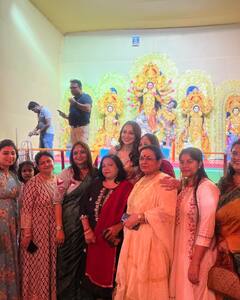 Mimi Chakraborty: প্রতিমা আসতেই মণ্ডপে হাজির, ঢাক বাজিয়ে, গল্পে-আড্ডায় পুজো শুরু মিমির