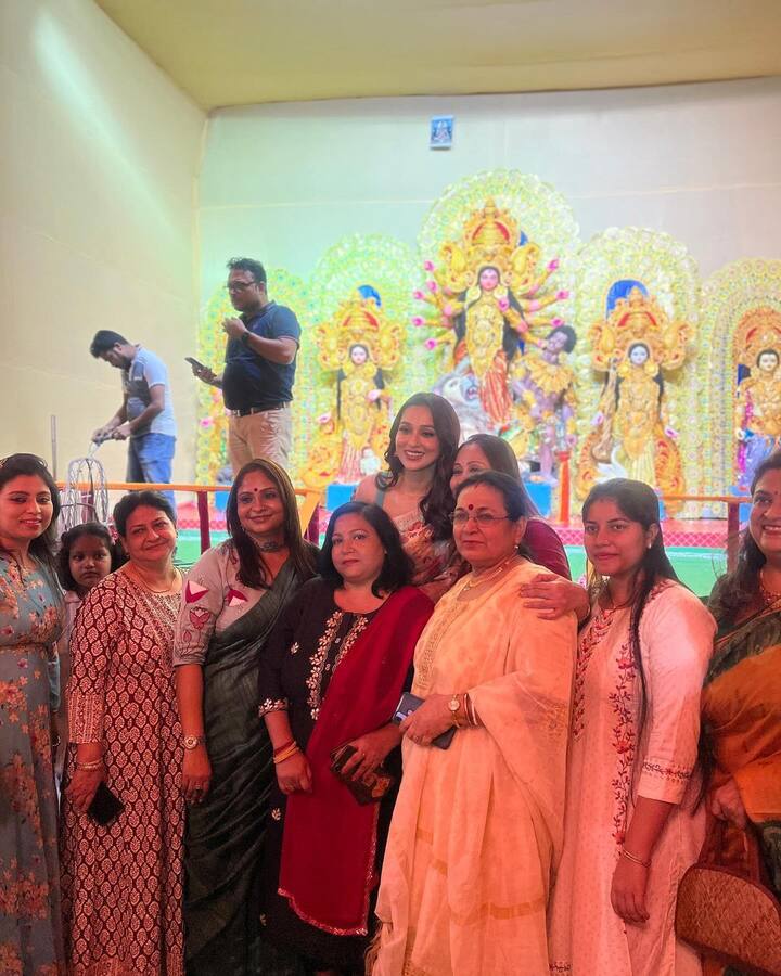 গত কয়েকটা বছর এই ছবি দেখতেই অভ্যস্থ হয়ে পড়েছে শহর। এই পুজোতেই মুক্তি পেয়েছে তাঁর নতুন ছবি, আর প্রচারের ব্যস্ততা সামলে, বাড়ির পুজোয় সামিল মিমি চক্রবর্তী (Mimi Chakraborty)।