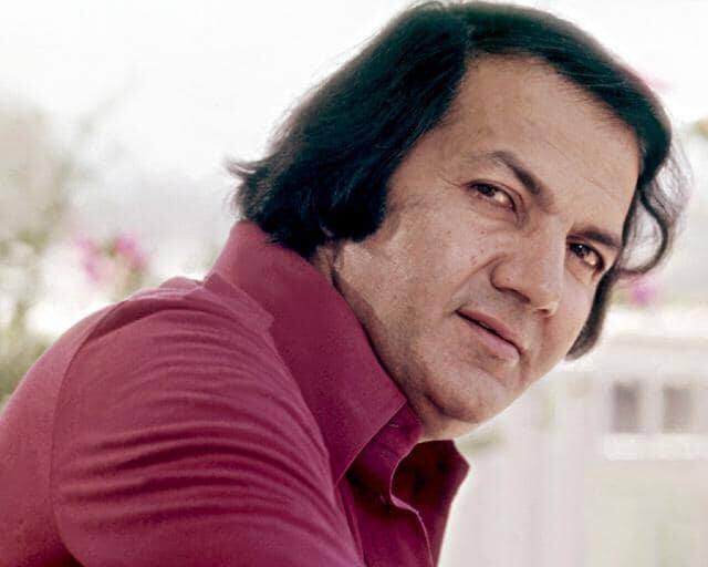 ऐसे में जब सीन की शूटिंग की जा रही थी तो एक्ट्रेस ने प्रेम चोपड़ा को बिना सोचे-समझे कसकर थप्पड़ मार दिया. जिसकी गूंज पूरे सेट पर सुनाई दी. एक्ट्रेस की इस बात से प्रेम चोपड़ा के साथ सेट पर मौजूद सभी लोग हैरान हो गए थे.