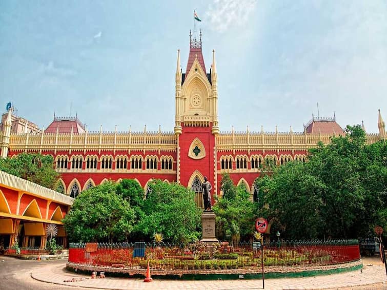 Calcutta High Court says Adolescent girls should control their sexual urges 'பாலியல் உணர்வுகளை கட்டுப்படுத்த வேண்டும்': இளம் பெண்களுக்கு பாடம் எடுத்த உயர்நீதிமன்றம்.. அதிர்ந்த மக்கள்..