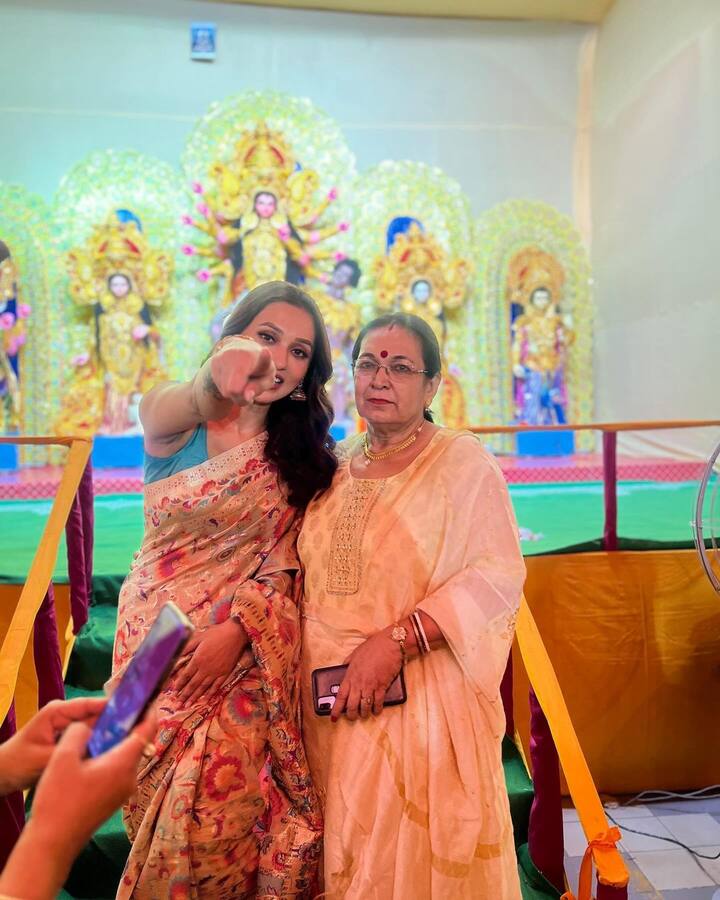 মিমির আবাসনে বেশ বড় করে দুর্গাপুজো হয়। পুজোর প্রত্যেকটা দিনই সেই পুজোয় সামিল থাকেন মিমি। পঞ্চমীতে মণ্ডপে ঠাকুর আসা থেকেই শুরু হয়ে যায় উৎসব।