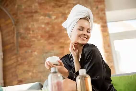 जर तुम्हाला तुमच्या त्वचेला प्रदूषणापासून वाचवायचे असेल, तर जेव्हाही तुम्ही घराबाहेर पडाल तेव्हा चेहरा झाका. यामुळे धूळ आणि घाणीपासून चेहऱ्याचे संरक्षण होईल आणि त्यातील ओलावाही कायम राहील.