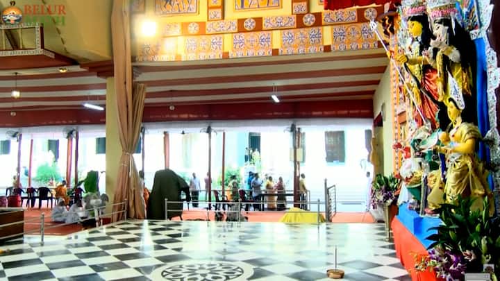 বেলুড় মঠের রীতি অনুযায়ী ষষ্ঠীর সকালে মায়ের ঘাটে দেবী চন্ডীকার মঙ্গল ঘটে পবিত্র গঙ্গা জল নিয়ে এসে নবনির্মিত দেবী মৃন্ময়ী মূর্তির পাশে স্থাপন করা হয়।