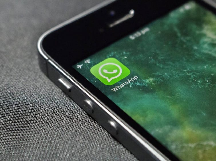 Whatsapp Updated Its Interface Now Can Be Used Single Handedly Check Details Whatsapp: వాట్సాప్ ఇంటర్‌ఫేస్‌లో భారీ మార్పులు - పైవన్నీ కిందకి, ఇక సింగిల్ హ్యాండ్‌తోనే!