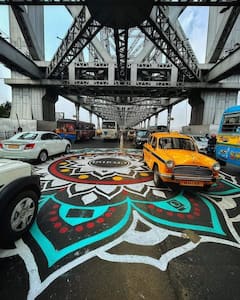 Citizens Of Kolkata Paint Beautiful Alpana On Howrah Bridge For The First Time To Welcome Maa Durga